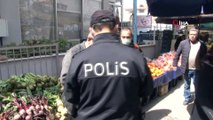 Polis semt pazarlarında yaşlı vatandaşlara kimlik kontrolü yaptı