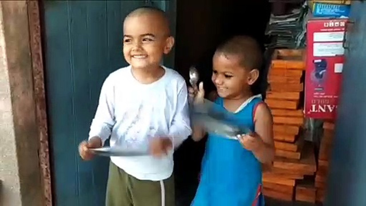 इटावा: बच्चों ने बजाई थालीयां, रहवासियों ने ताली बजाकर किया पीएम का धन्यवाद