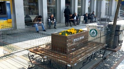 Banklara çekilen tel örgü bile yeterli olmadı