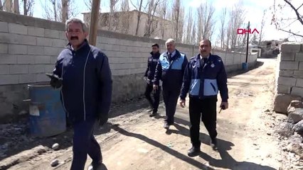 VAN Evden çıkmadı, ihtiyacı malzemeleri zabıta getirdi