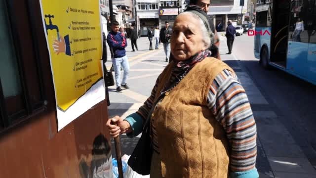 MALATYA Durakta bekleyen 65 yaş üstü kadın, taksiyle evine gönderildi