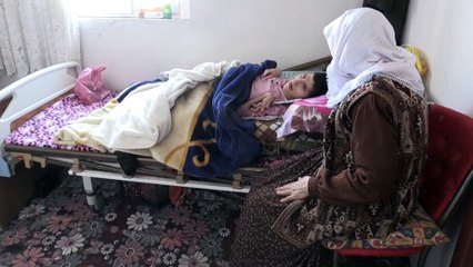 Yatağa bağımlı engelli kızına 40 yıldır gözü gibi bakıyor - AĞRI
