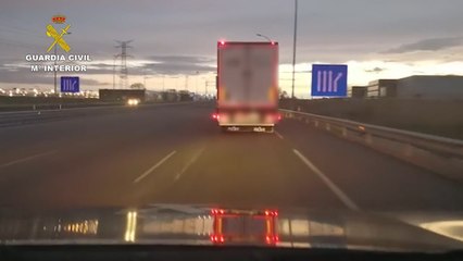 Guardia Civil acompaña a un camión con material sanitario