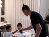 Cristiano Ronaldo ensina filhos a desinfectar as mãos