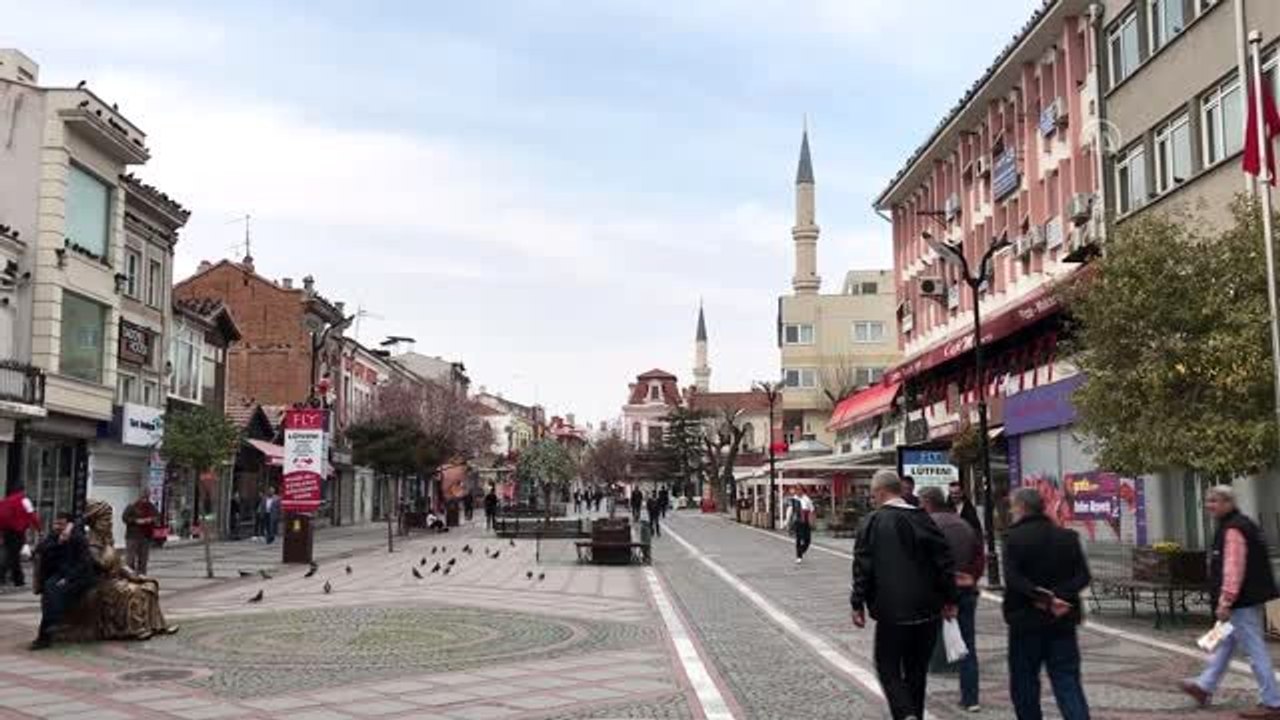 Sokakta gezen 65 yaş üstü vatandaşlar uyarılarak evlerine gönderildi