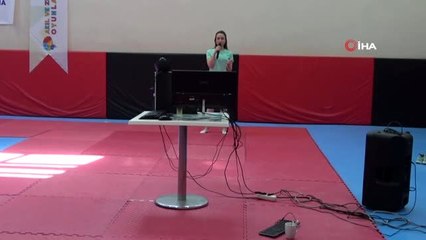 Korona virüs nedeniyle evde kalanlara canlı yayında 'zumba' dersi