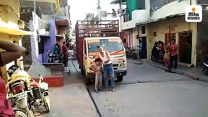 घरों में बंद हुए लोग, रात नौ बजे के बाद भी घर से न निकलने की अपील; शाम को लोगों ने बजाई थाली