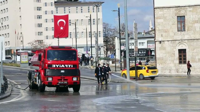 Cadde ve sokaklar koronavirüse karşı ilaçlandı - SİVAS
