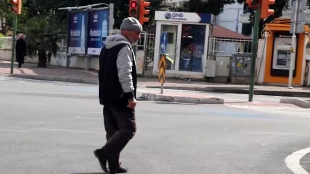 Zabıta, pazarda alışveriş yapan 65 yaş ve üstü vatandaşları uyardı