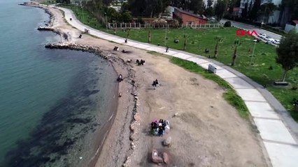İZMİR 'Evde kalın' çağrısına rağmen İzmir'de sahil kesimleri doldu