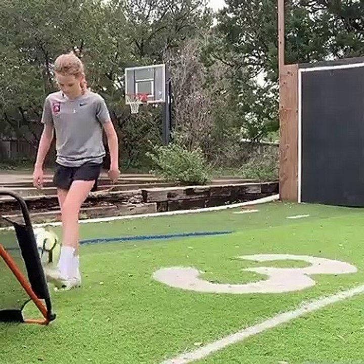 Après quelques jongles, une jeune texane inscrit le panier le plus fou du mois