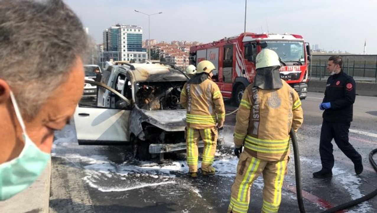 D-100 karayolunda araç alev alev yandı