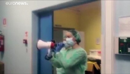 شاهد: طبيبة إيطالية تستقبل مرضى كورونا بالنشيد الوطني