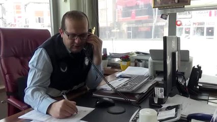 Sandıklı'da zabıta ekipleri yaşlıların alışverişini yapıyor