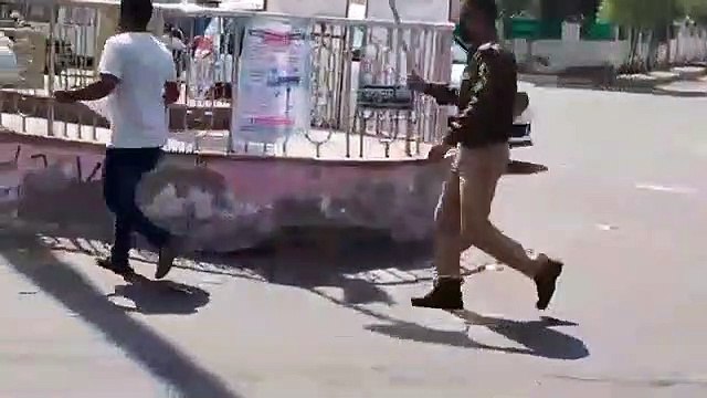 शामली: जनता कर्फ्यू के दौरान पुलिस वालों की लाठी चार्ज करते वीडियो वायरल