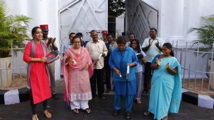 கொரோனா தடுப்பு பணி பணியாளர்களுக்கு.. கிரண்பேடி, நாராயணசாமி கை தட்டி உற்சாகமூட்டினர்! - வீடியோ
