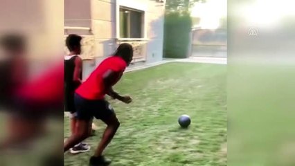 Denizlisporlu Rodallega lige verilen arada Türk bayraklı tsörtle çalışıyor