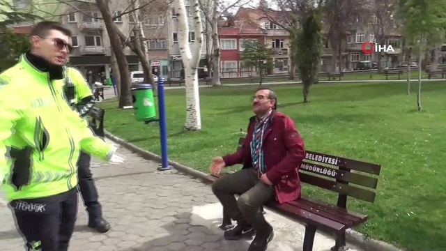 Polisi görünce kaçmaya çalışan yaşlı vatandaş: “3 gündür dışarı çıkmıyorum, sadece balık alıp alacağım”