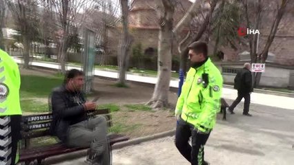 Polisi görünce kaçmaya çalışan yaşlı vatandaş: "3 gündür dışarı çıkmıyorum, sadece balık alıp...