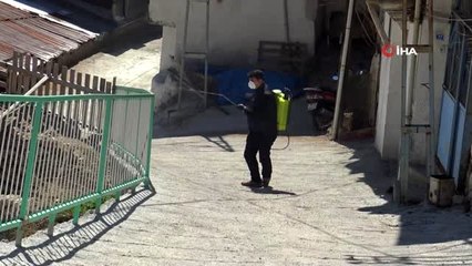 Karaman'da iki muhtar mahallelerini kendi imkanları ile dezenfekte etti