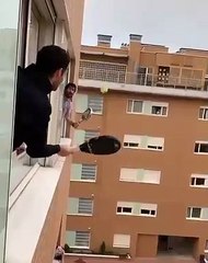 Coronavirus : Ils jouent au tennis à distance depuis leur terrasse