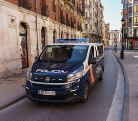 الشرطة الإسبانية ترقص وتغني في الشارع للترفيه عن المواطنين