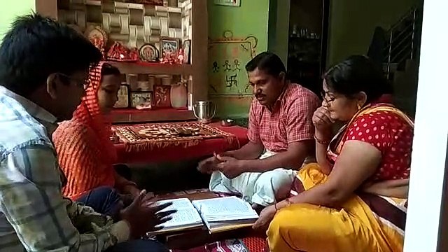 अमेठी: घर में हवन-पाठ करते हुए लोगों ने किया जनता कर्फ्यू का पालन