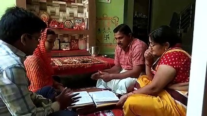 अमेठी: घर में हवन-पाठ करते हुए लोगों ने किया जनता कर्फ्यू का पालन