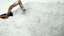 Kar kalınlığının 10 metreyi bulduğu bölgede ekiplerin zorlu mesaisi