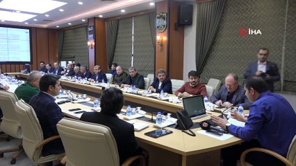 Evden çıkamayan yaşlıların yardımına koşuyorlar