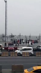 Sokağa çıkmayın uyarılarını dinlemediler dalga geçer gibi halay çektiler