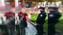 İhtiyacı polis tarafından karşılanan yaşlı bir vatandaş gözyaşlarına hakim olamadı