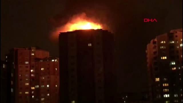 BEYLİKDÜZÜ'NDE SİTEDEKİ BİNANIN ÇATISI ALEV ALEV YANIYOR -1