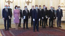 Masques aux visages et gants aux mains, le nouveau gouvernement slovaque prête serment