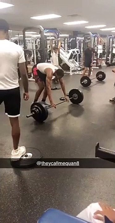 Muscu : il tombe sous le poids des haltères !