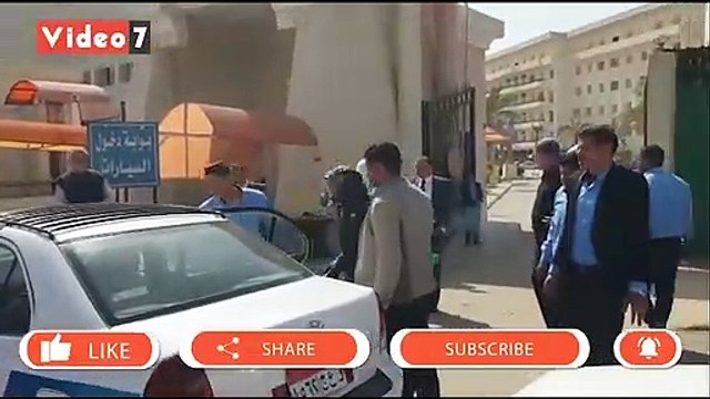 رئيس جامعة بنى سويف يقود حملة لتطهير السيارات خارج حرم الجامعة