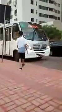 Ce chauffeur de bus n'aime pas les petites blagues