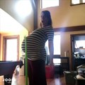 Cette future maman fait du hula hoop sur son gros ventre