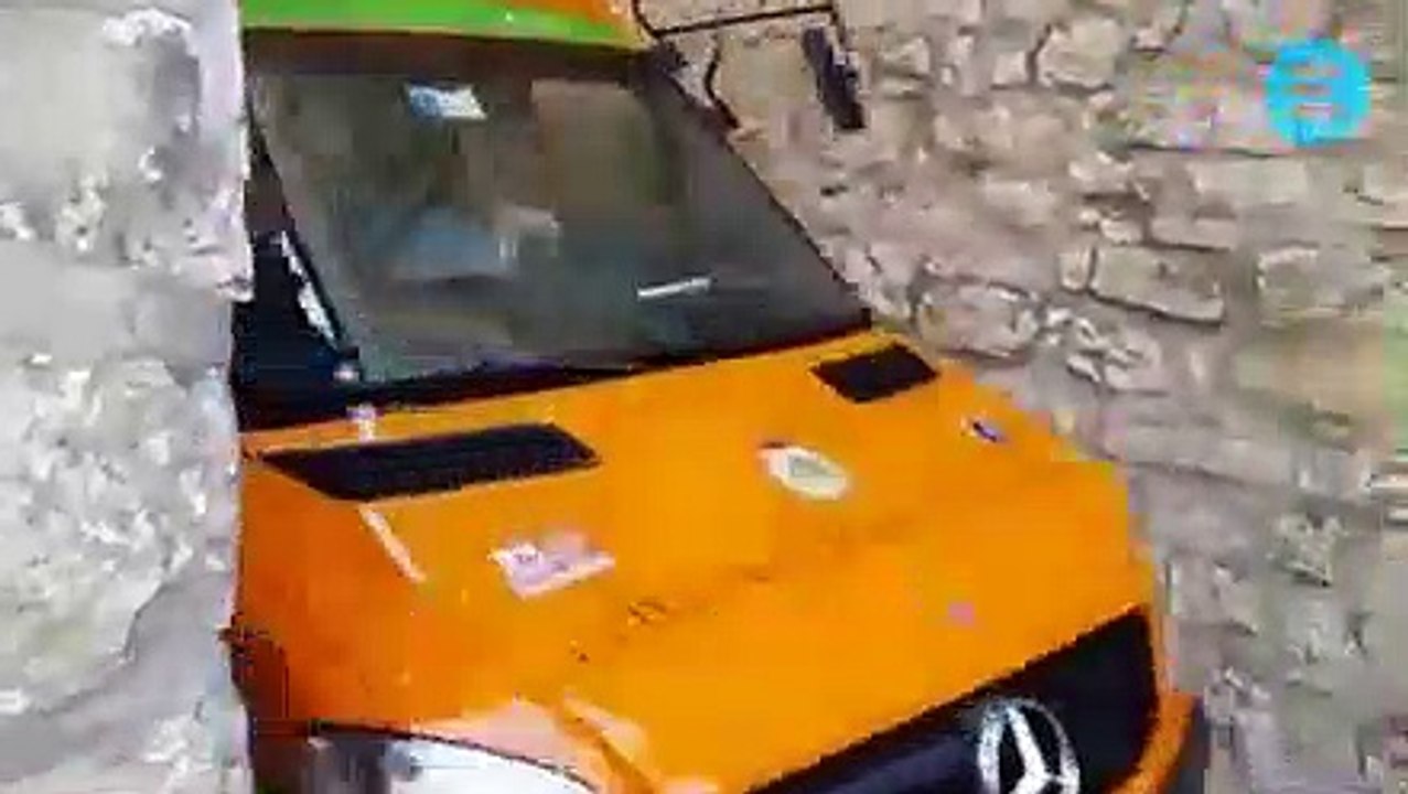 Le conducteur de ce minibus a le compas dans l'oeil... Très bon conducteur