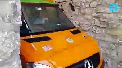 Le conducteur de ce minibus a le compas dans l'oeil... Très bon conducteur