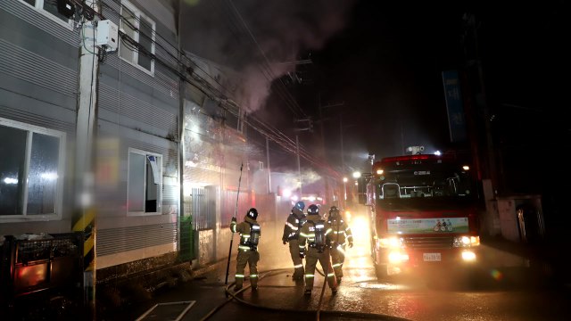 경남 진주 농기계 공장서 불...직원 1명 다쳐 / YTN