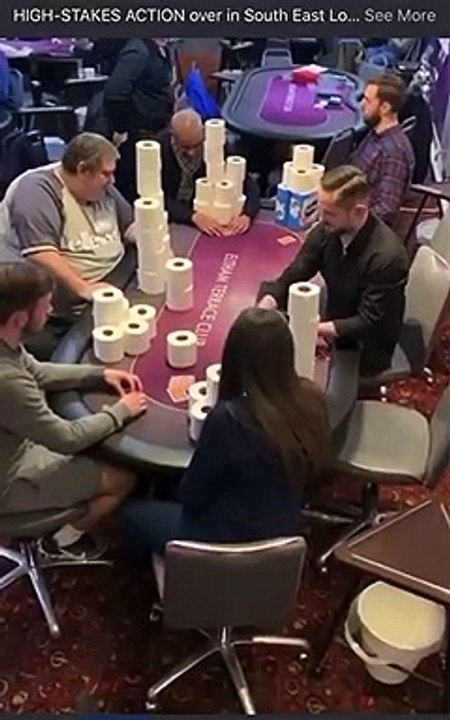 Ils jouent au poker.. avec des rouleaux de papier toilette pour parier !