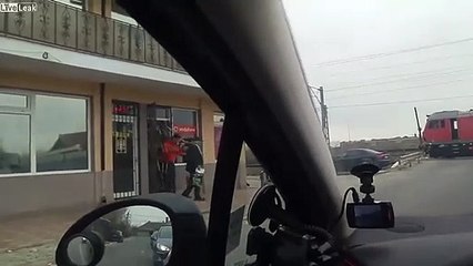 Le conducteur du train s'arrête.. pour prendre un café sur la route !