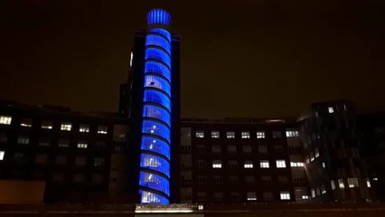 El Hospital de Cruces se ilumina de azul por los sanitarios