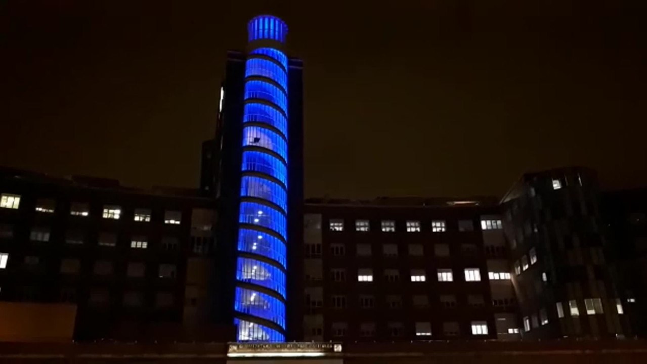 El Hospital de Cruces se ilumina de azul por los sanitarios