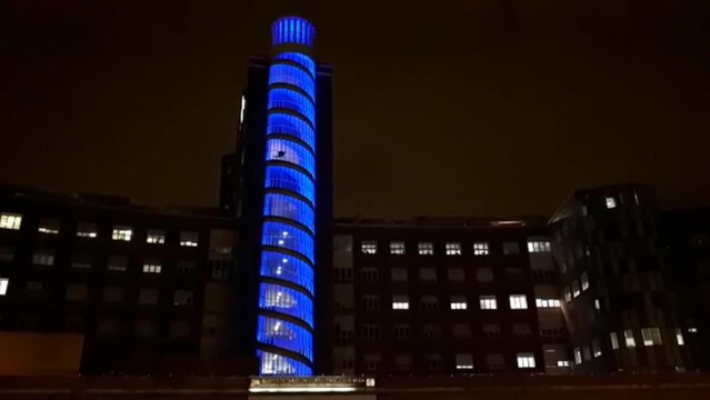El Hospital de Cruces se ilumina de azul por los sanitarios
