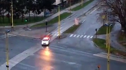 patrola MUP-a TK kruži ulicama i glasovnim naredbama upozorava građane