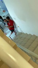 Umiiyak ang batang ito dahil sa nais niyang yakapin ang kaniyang ina na isang doktor na kailangang sumailalim sa self-quarantine!