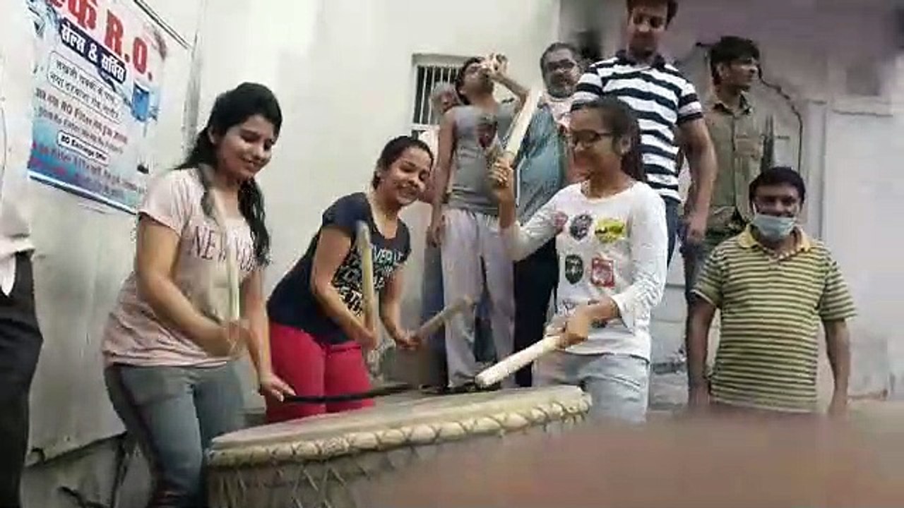 नागौर में युवतियों ने नगाड़े बजाकर योद्धाओं का बढ़ाया उत्साह