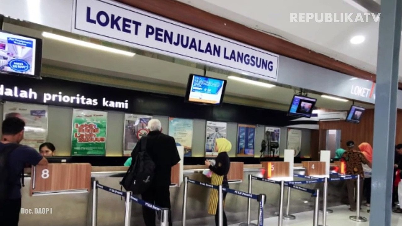 Calon penumpang membeli tiket kereta api di Stasiun Senen, Jakarta.